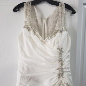 New Intricate Wedding Dress, Size 14, w/ Pearls